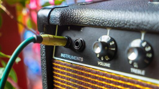 Bedienfeld eines Gitarrenverstärkers mit Reglern
