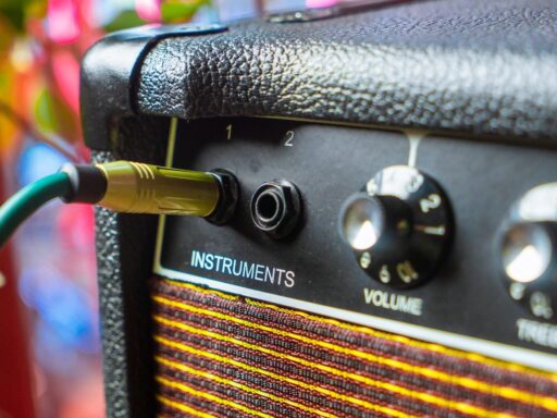Bedienfeld eines Gitarrenverstärkers mit Reglern